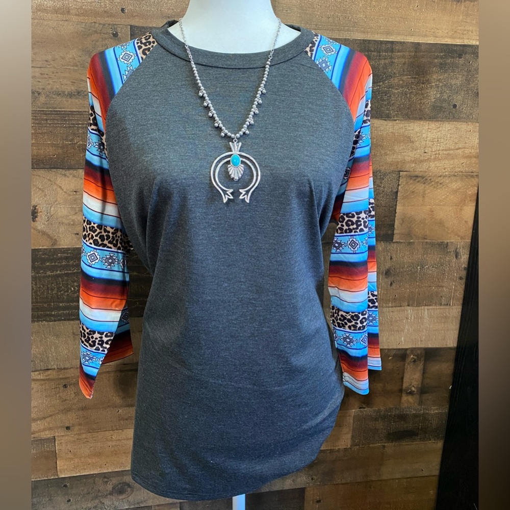 NEW Large 3/4 sleeve Ragland Tshirt
Aztec print sleeves
Necklace sold separately